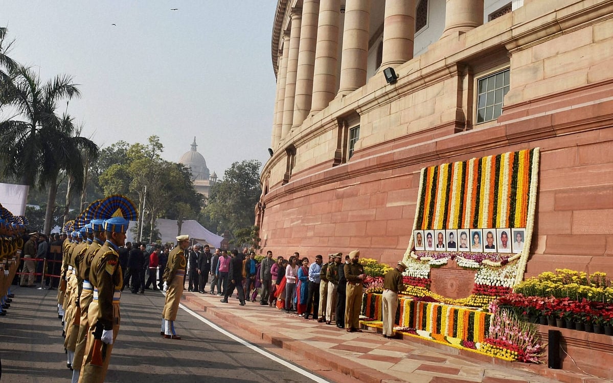 संसद हमले की 18वीं बरसी: राष्ट्रपति कोविंद और पीएम मोदी ने  शहीदों को दी श्रद्धांजलि