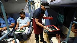 CAA पर हंगामे की बीच मोदी सरकार ने चुपके से बढ़ाया रेल में खाने का दाम, अब सफर में चुकाने होंगे ज्यादा पैसे
