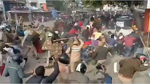 CAA के खिलाफ पूरे उत्तर प्रदेश में उबाल, राजधानी लखनऊ में जबर्दस्त प्रदर्शन, पुलिस ने बरसाई लाठियां