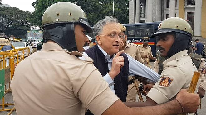 CAA के खिलाफ देश भर में प्रदर्शन, मुंबई में उमड़ा जनसैलाब, कई सितारे भी उतरे विरोध में