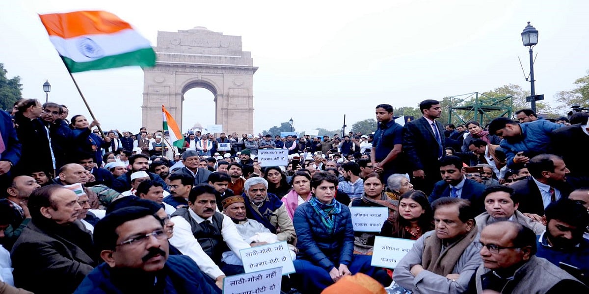 छात्रों पर बर्बरता के खिलाफ  प्रियंका गांधी का धरना, इंडिया गेट से बोलीं- ये देश की आत्मा पर हमला