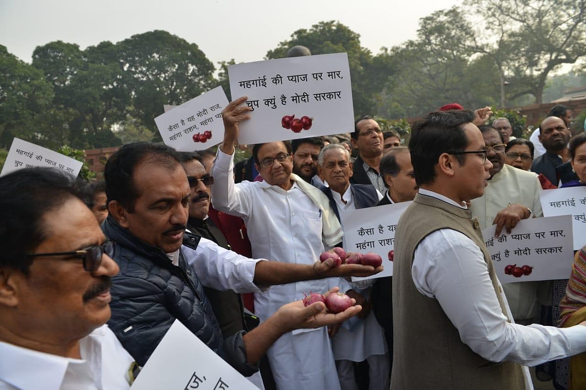 प्याज की कीमतों पर कांग्रेस का प्रदर्शन, चिदंबरम बोले- कम प्याज खाने की सलाह देने वाली सरकार को जाना चाहिए जेल