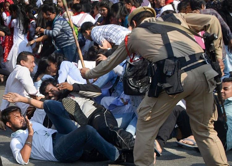 नागरिकता कानून के खिलाफ पूरे भारत में उबाल, बंगाल, बिहार, यूपी से लेकर पंजाब तक विरोध में सड़कों पर उतरे लोग