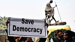 राम पुनियानी का लेखः दक्षिण एशिया का सबसे मजबूत लोकतंत्र रहा भारत, फिसलकर पाक की राह पर जा रहा आज