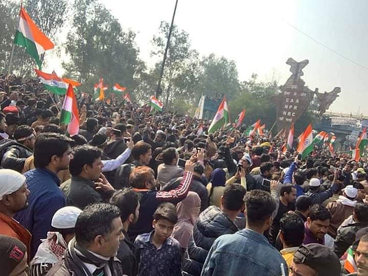 CAA: शाहीन बाग में रोहति वेमुला और JNU छात्र नजीब की मां ने फहराया तिरंगा, हाथों में तिरंगा लिए उमड़ा जनसैलाब