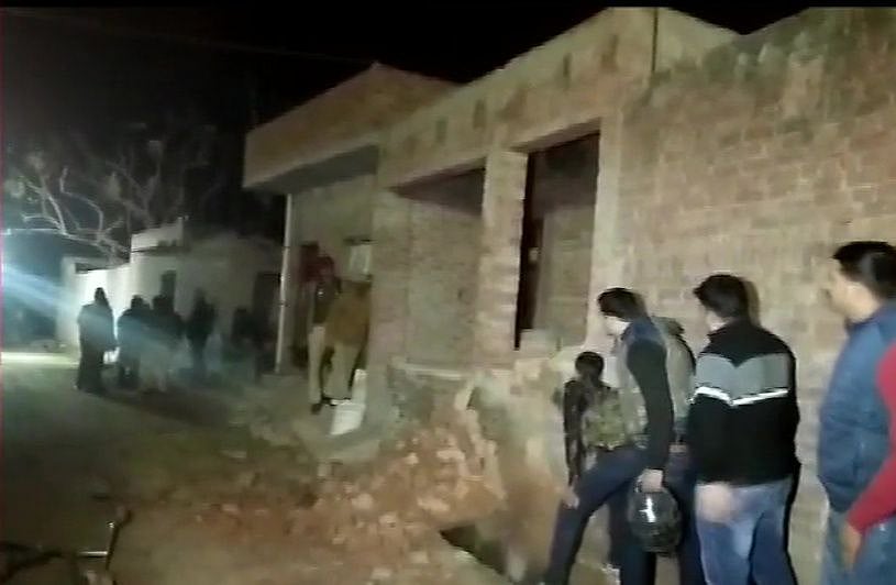 यूपीः फर्रुखाबाद में शख्स ने 20 बच्चों को बनाया बंधक, पुलिस पर फायरिंग, एनएसजी की टीम दिल्ली से रवाना