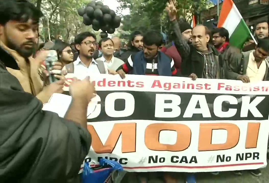 पीएम मोदी के कोलकाता दौरे का विरोध, ‘गो बैक मोदी’ के पोस्टर लेकर सड़कों पर उतरे लोग