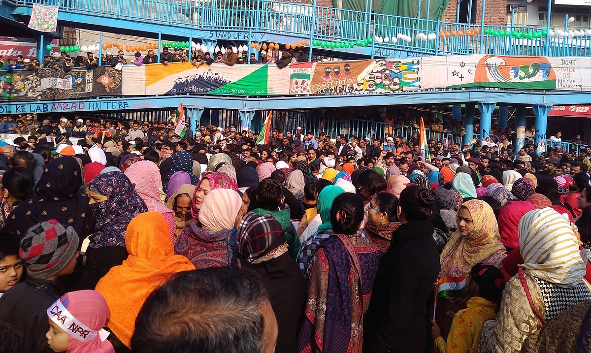 CAA: शाहीन बाग में रोहति वेमुला और JNU छात्र नजीब की मां ने फहराया तिरंगा, हाथों में तिरंगा लिए उमड़ा जनसैलाब