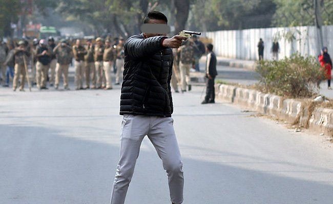 जामिया इलाके में पुलिस की ये कैसी मुस्तैदी? युवक ने CAA प्रदर्शनकारियों पर की फायरिंग, हाथ बांधे देखती रही पुलिस