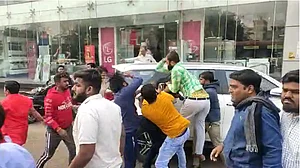 वीडियो: अहमदाबाद में ABVP की गुंडागर्दी, JNU छात्रों के समर्थन में प्रदर्शन कर रहे NSUI कार्यकर्ताओं पर हमला