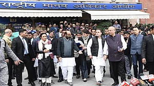 CAA: यूपी पुलिस की बर्बरता के खिलाफ मानवाधिकार आयोग गई कांग्रेस, राहुल-प्रियंका ने की जांच कर कार्रवाई की मांग