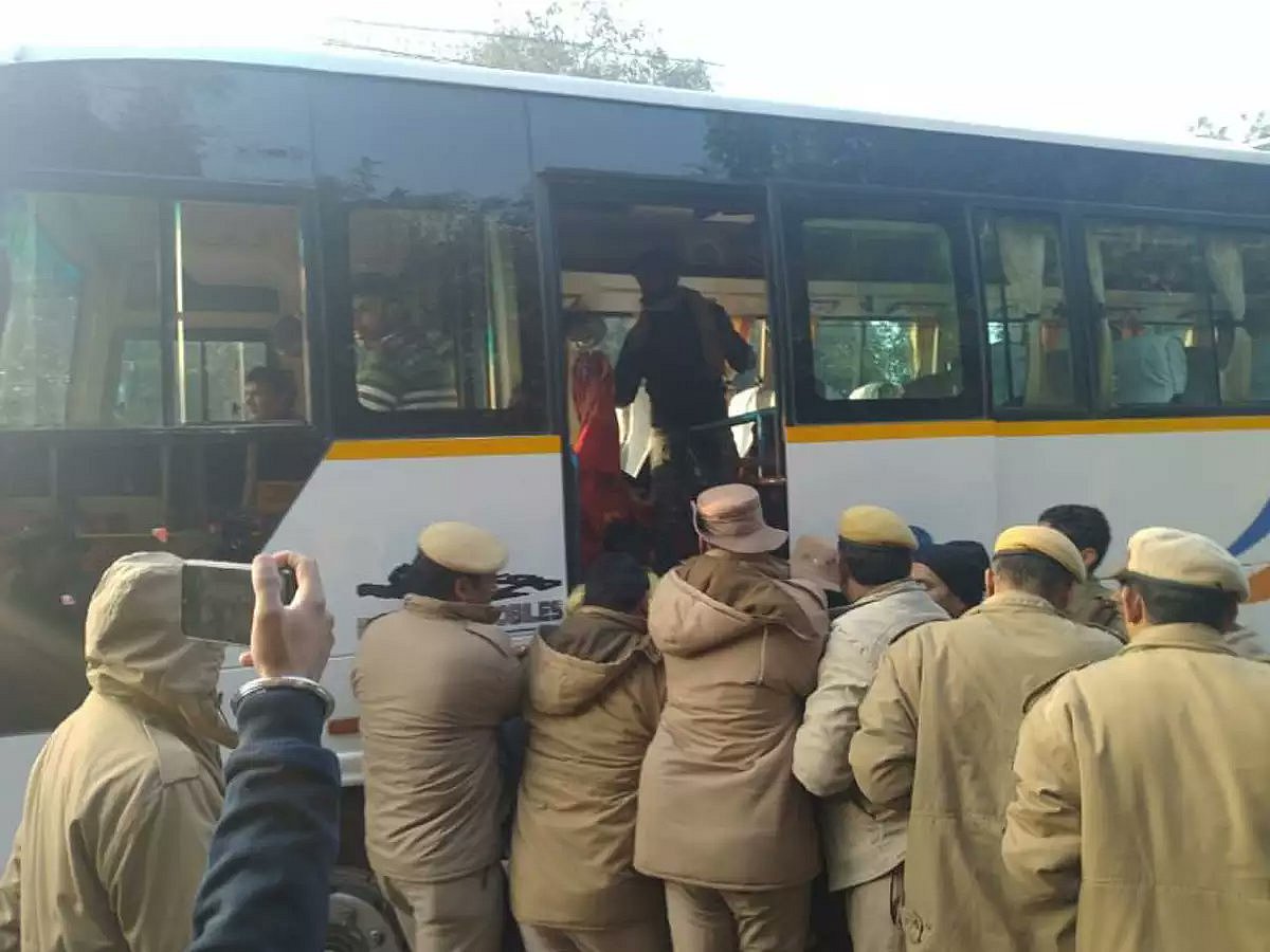 जामिया गोलीकांड: बीजेपी नेताओं पर FIR दर्ज कराने की मांग, प्रदर्शनकारी छात्र हिरासत में, वीसी ने लगाए ये आरोप