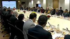 क्या मोदी-शाह की लिखी बजट स्पीच पढ़ेंगी निर्मला सीतारमण, शीर्ष अर्थशास्त्रियों के साथ बैठक से रहीं नदारद