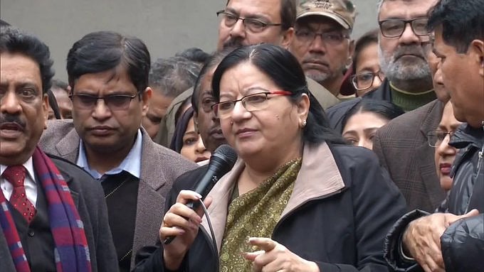 जामिया में प्रदर्शनकारी छात्रों ने वीसी का घेराव कर पूछे कई  सवाल, ‘दिल्ली पुलिस पर FIR अब तक क्यों नहीं?’