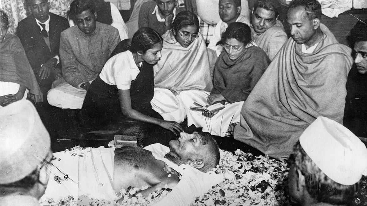 विष्णु नागर का व्यंग्यः महात्मा तो गोडसे थे, पर पब्लिक कंजम्प्शन के लिए गांधी कहना पड़ता है!