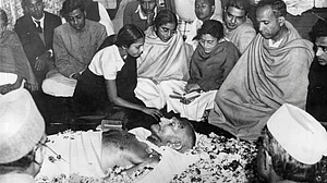 विष्णु नागर का व्यंग्यः महात्मा तो गोडसे थे, पर पब्लिक कंजम्प्शन के लिए गांधी कहना पड़ता है!