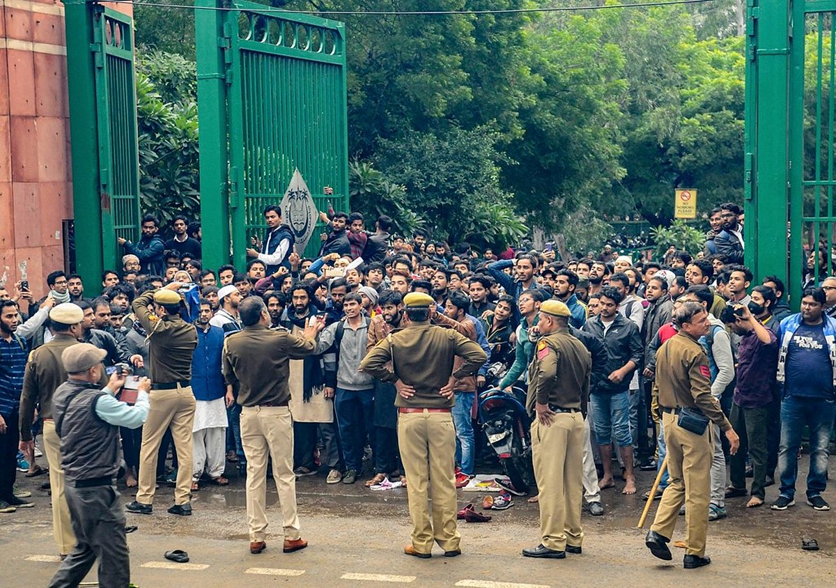 जामिया कैंपस में हुई हिंसा पर कोर्ट ने दिल्ली पुलिस को दिया निर्देश, कहा- कार्रवाई से जुड़ी रिपोर्ट करें पेश