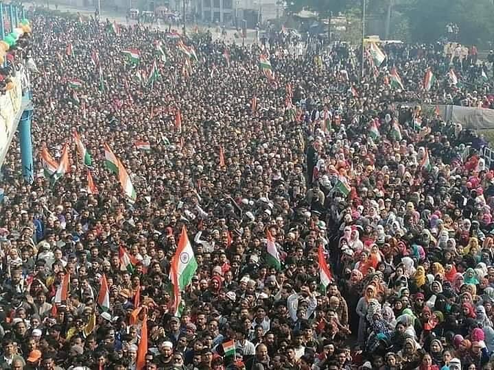 CAA: शाहीन बाग में रोहति वेमुला और JNU छात्र नजीब की मां ने फहराया तिरंगा, हाथों में तिरंगा लिए उमड़ा जनसैलाब