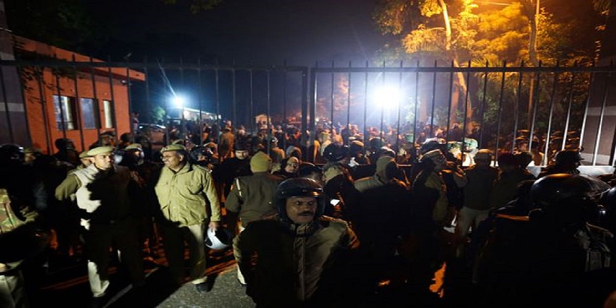 JNU: अपनी ही FIR से दिल्ली पुलिस बेनकाब, अंदर ही थी पुलिस, फिर भी नकाबपोश मारते  रहे और ‘भाग निकले’
