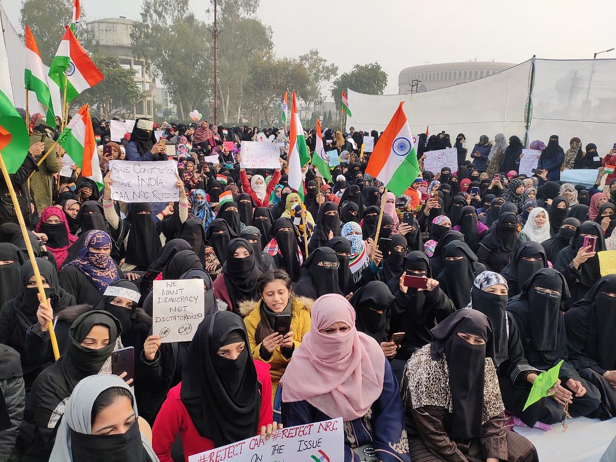 उत्तर प्रदेश: देवबंद में हाथों में तिरंगा लेकर CAA और NRC के खिलाफ सड़क पर उतरीं हजारों मुस्लिम महिलाएं