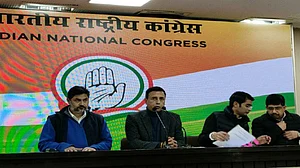 अडाणी को हजारों करोड़ का रक्षा ठेका देने के लिए मोदी सरकार ने तोड़े नियम, कांग्रेस ने उठाए सवाल