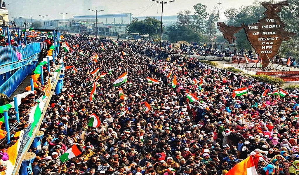 CAA: शाहीन बाग में रोह‍ति वेमुला और JNU छात्र नजीब की मां ने फहराया तिरंगा, हाथों में तिरंगा लिए उमड़ा जनसैलाब