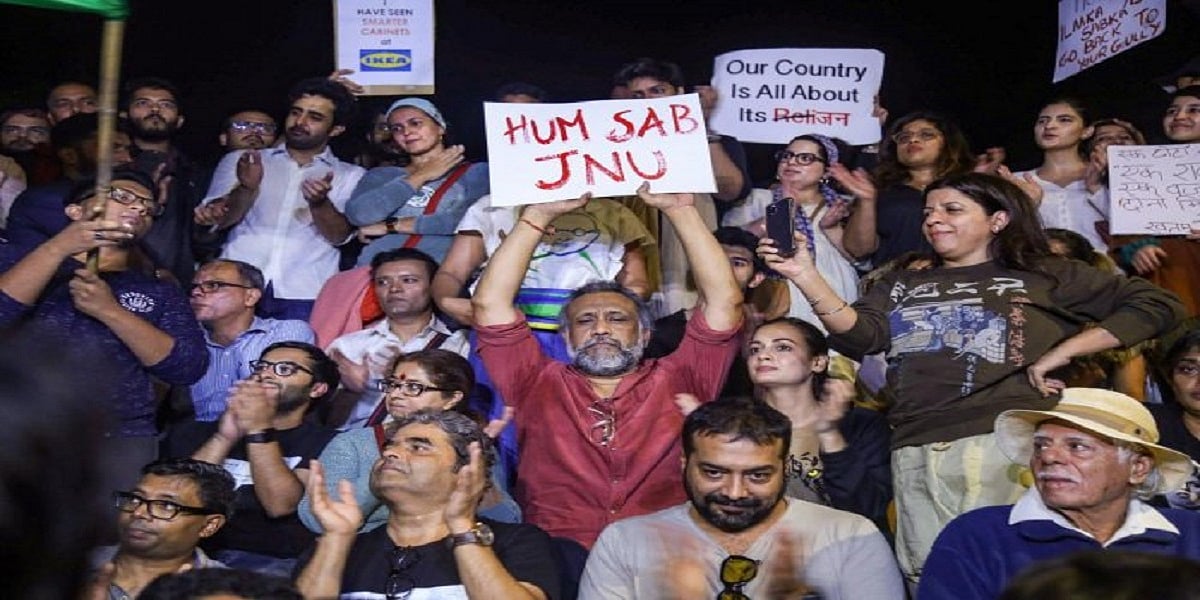 CAA-NRC Protests में देश के साथ रंगी मायानगरी मुंबई, छात्रों पर हमले से जागे युवाओं का नारा- हम मायूस नहीं