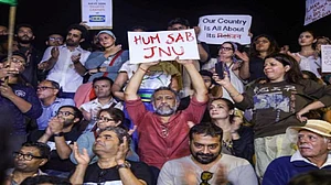 CAA-NRC Protests में देश के साथ रंगी मायानगरी मुंबई, छात्रों पर हमले से जागे युवाओं का नारा- हम मायूस नहीं