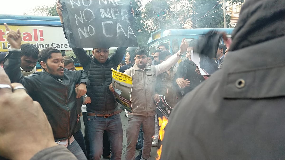 CAA-NRC: कोलकाता में पीएम मोदी का जोरदार विरोध, NSUI ने दिखाए काले झंडे, लगाए ‘गो बैक मोदी’ के नारे