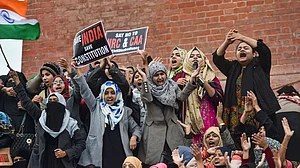 लखनऊ: CAA-NRC के खिलाफ प्रदर्शन कर रही महिलाओं पर FIR, शायर मुनव्वर राणा की बेटियों के नाम भी शामिल