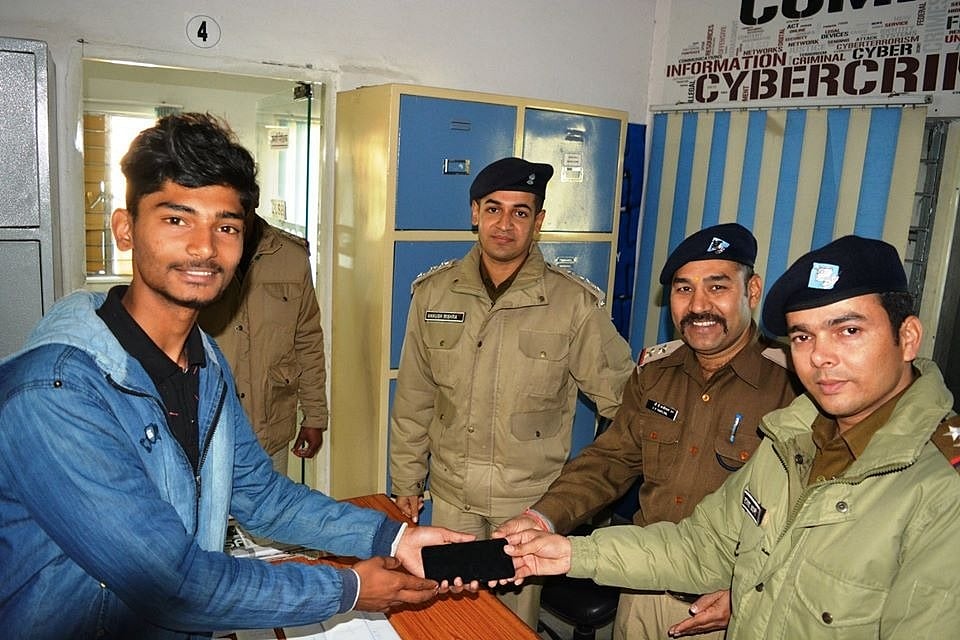 हैरान करने वाली खबर! उत्तराखंड पुलिस लोगों को घर से बुलाकर बांट रही करोड़ों के मोबाइल फोन  