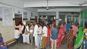 अब सरकारी जिला अस्पतालों को निजी हाथों में सौंपने की तैयारी कर रही मोदी सरकार, कई संगठनों ने खड़े किए सवाल