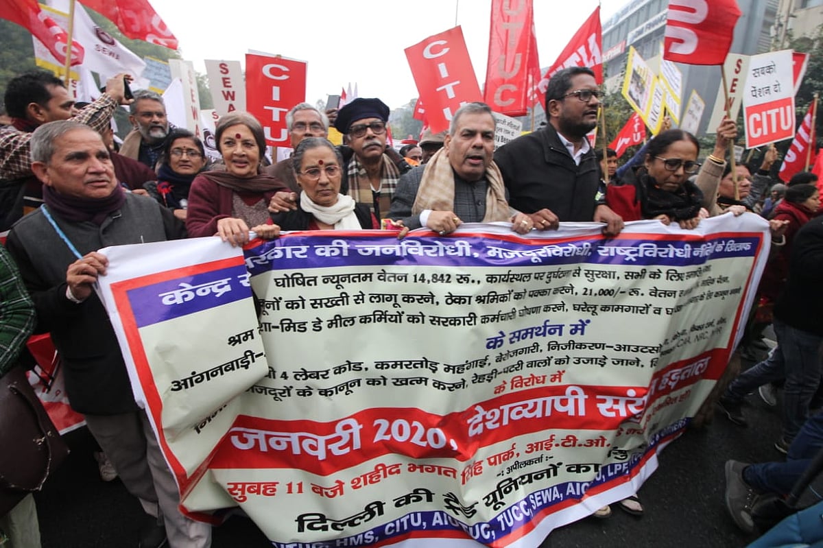 मोदी सरकार की नीतियों के खिलाफ ‘भारत बंद’, कहीं तोड़फोड़ तो कहीं रोकी ट्रेन, राहुल समेत कई नेताओं का समर्थन
