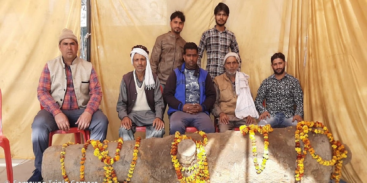 उत्तर प्रदेश में लाठी से  ‘तोप’ की रखवाली, खेत में मिली ब्रिटिश कालीन तोप शासन को देने से लोगों का इनकार