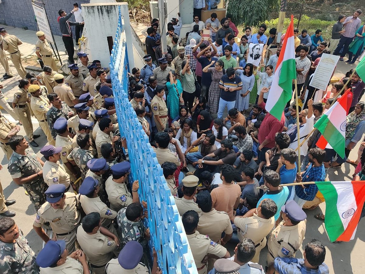 CAA के खिलाफ हैदराबाद विश्वविद्यालय के छात्रों की रैली को पुलिस ने रोका, लगे ‘इंकलाब जिंदाबाद’ के नारे