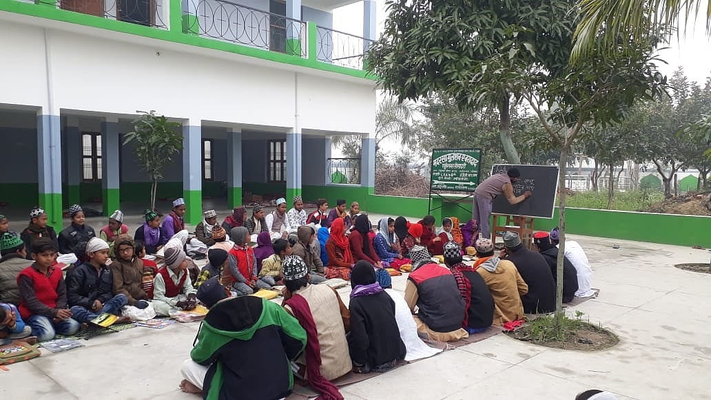 ऐसा देश है मेरा! जहां हिंदू बच्चे गुनगुनाते हैं ‘उर्दू तराने’, मुस्लिम रटते हैं ‘संस्कृत श्लोक’  