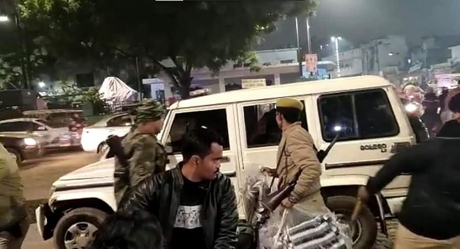लखनऊ में CAA के खिलाफ प्रदर्शन कर रही महिलाओं से पुलिस ने छीने खाने के सामान और कंबल, मौके से पुरुषों को खदेड़ा