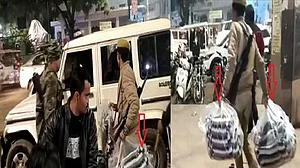 वीडियो: ये है योगी की ‘बहादुर’ पुलिस? कड़ाके की सर्दी में CAA के खिलाफ प्रदर्शन कर रही महिलाओं से छीन ले गई कंबल