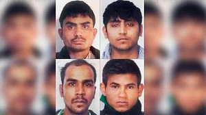 निर्भया केस: दोषी पवन को नाबालिग साबित करने की कोशिश में फंसे वकील, बार काउंसिल ने भेजा नोटिस, जानें मामला