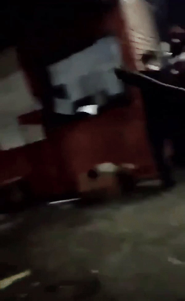 JNU: नकाबपोश गैंग कैंपस में घुसा, स्ट्रीट लाइट बंद की गई, पुलिस गेट पर खड़ी रही, दर्जनों छात्रों पर जानलेवा हमला