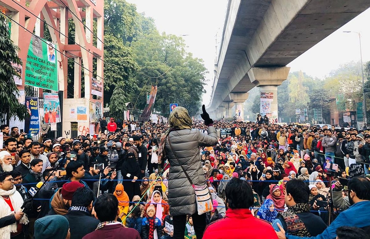 विष्णु नागर का व्यंग्यः CAA लाने वाले जाहिलों की जमात पर हंसो कि इनके पांव के नीचे धड़-धड़ धड़क रही है धरती