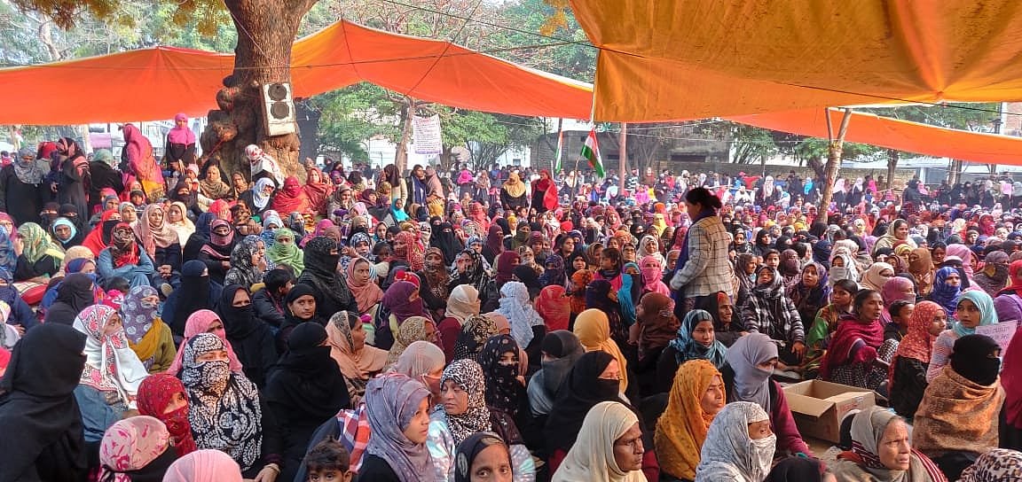CAA के विरोध में दिल्ली की तरह प्रयागराज में महिलाओं का प्रदर्शन, बोलीं- जितना तुम्हारा, उतना ही ये मुल्क हमारा