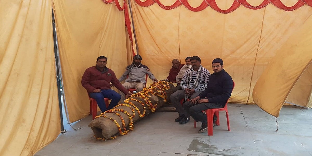 उत्तर प्रदेश में लाठी से ‘तोप’ की रखवाली, खेत में मिली ब्रिटिश कालीन तोप शासन को देने से लोगों का इनकार