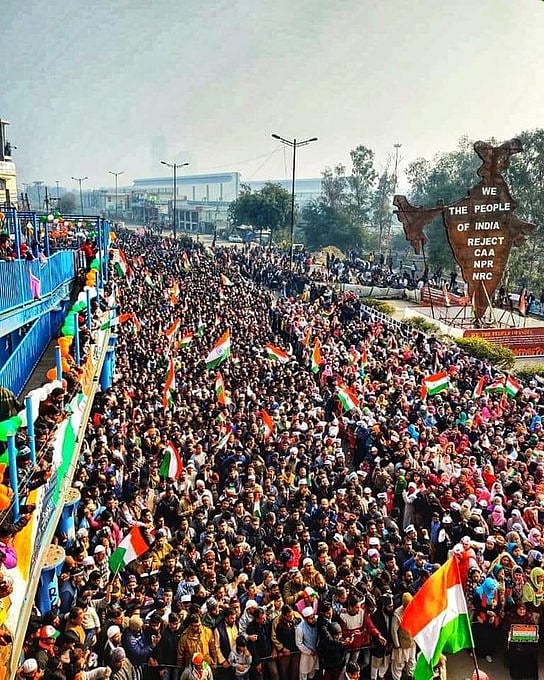 शाहीन बाग: आधी रात को संविधान की प्रस्तावना का पाठ और हज़ारों लोगों ने फहराया तिरंगा