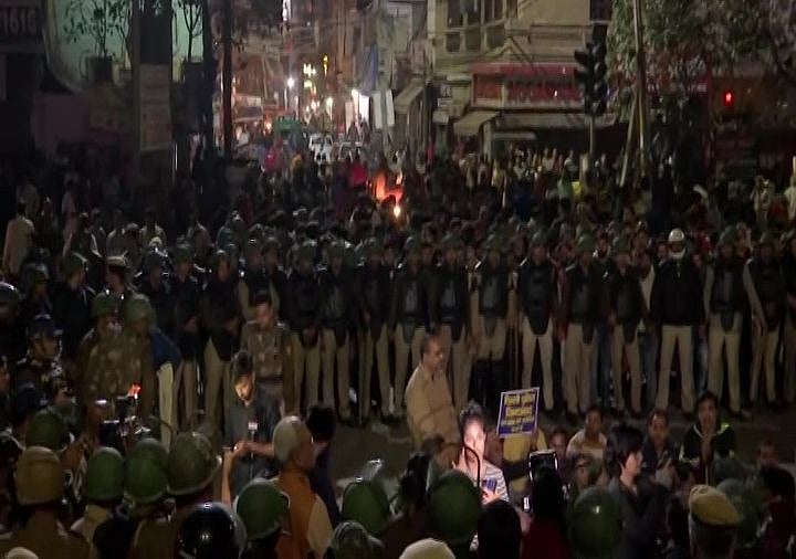 मौजपुर में बवाल की पूरी क्रोनोलॉजी: कपिल मिश्रा के ट्वीट और धमकी का संज्ञान लेती पुलिस तो नहीं बिगड़ते हालात