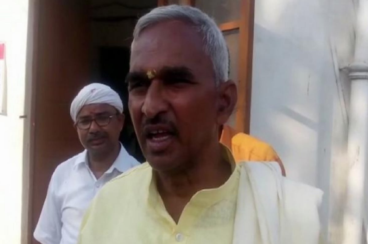 उत्तर प्रदेश: बीजेपी विधायक के बेटे पर दलित कर्मचारी को पीटने का आरोप, गिरफ्तारी की मांग को लेकर प्रदर्शन