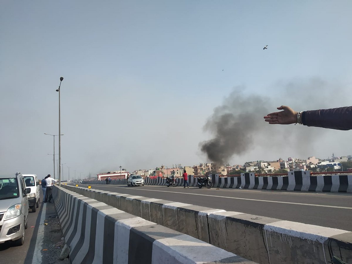 दिल्ली हिंसा की आंखों देखी: जब  लाठी थामे तिलकधारी ने पूछा, “तुम्हारा नाम क्या है, उधर मत जाओ, सेफ नहीं रहोगी”