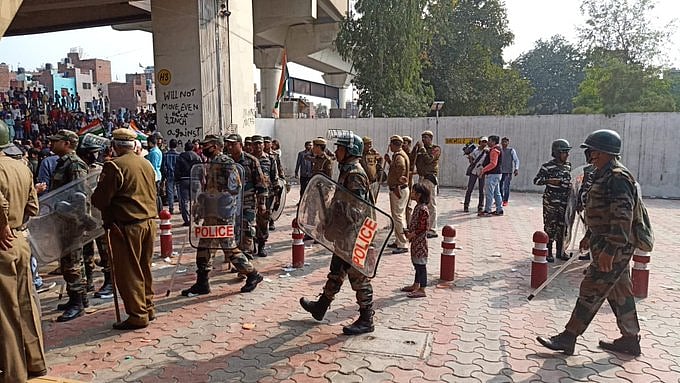 दिल्ली: मौजपुर में एक बार फिर CAA समर्थकों और प्रदर्शनकारियों के बीच झड़प, पथराव में कई लोग घायल