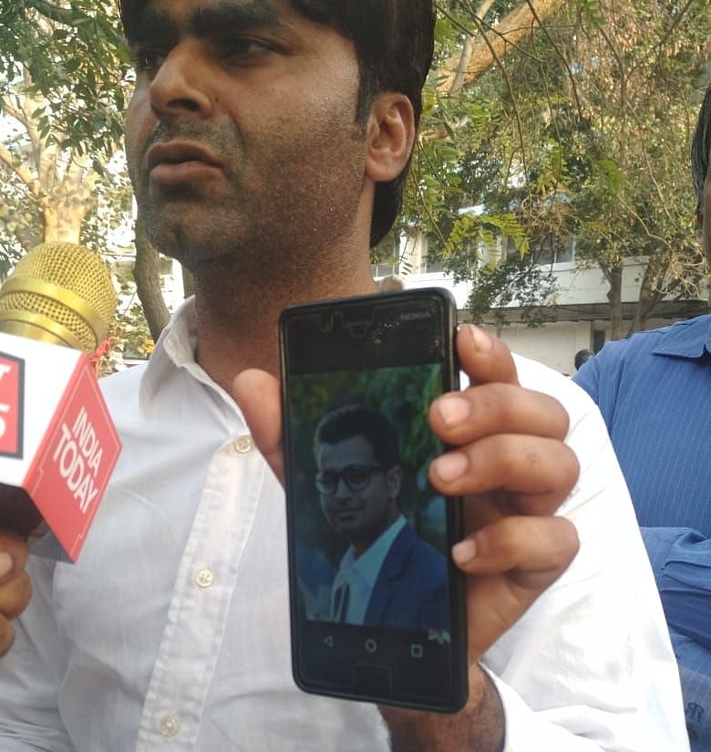 दिल्ली दंगों में लापता लोगों की तलाश में भटकते परिजन, धड़कते दिल से झांक रहे हैं शव गृहों के अंदर