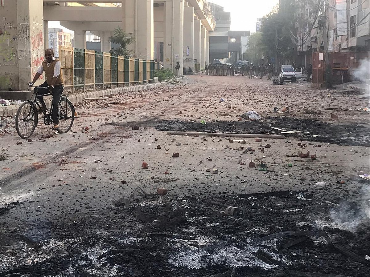 दिल्ली हिंसा:   उत्तर पूर्वी दिल्ली के कई इलाकों में पुलिस और भीड़ आमने-सामने, हालात बेहद गंभीर